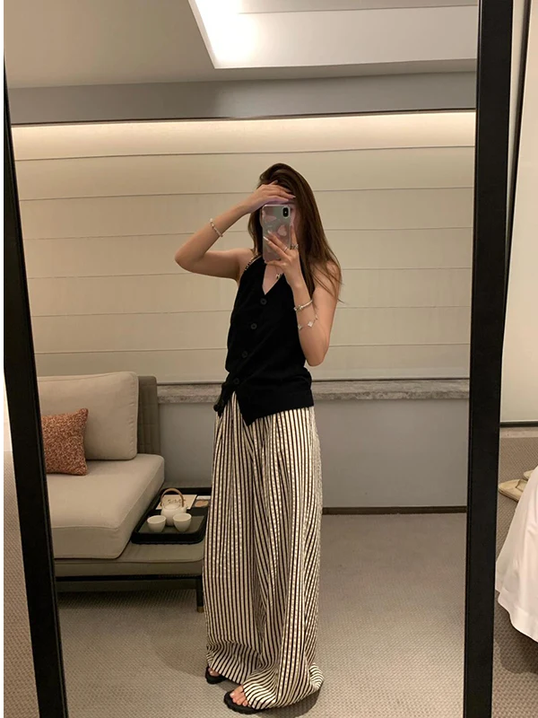ストライプデザインの高腰ワイドレッグパンツ：夏のカジュアルコーデに  最適な長丈スタイル