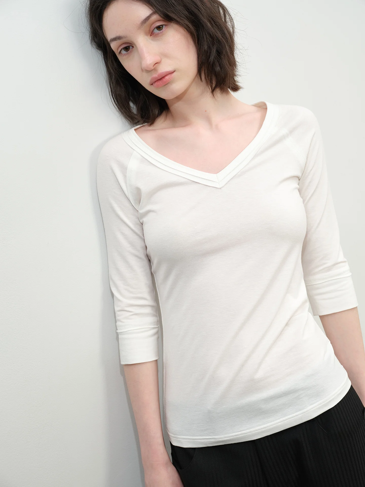 通勤の疲れを癒す一着は、本当にVネックのリネン風Tシャツなのか？