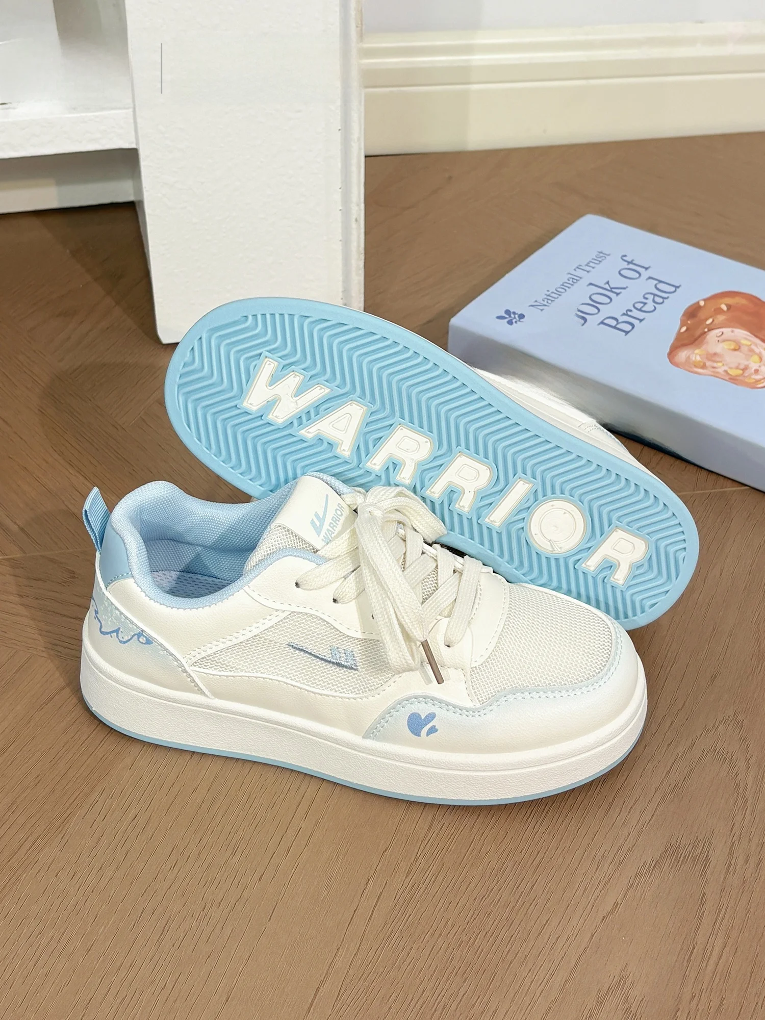 Warrior 通気性スニーカー996：厚底・メッシュ素材で夏のカジュアルスタイルを実現