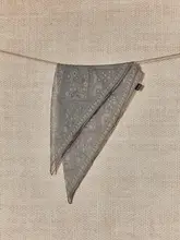 シルク100%の高級感あるスカーフ【老舗風・柔らかい手触り・巻き方自由】