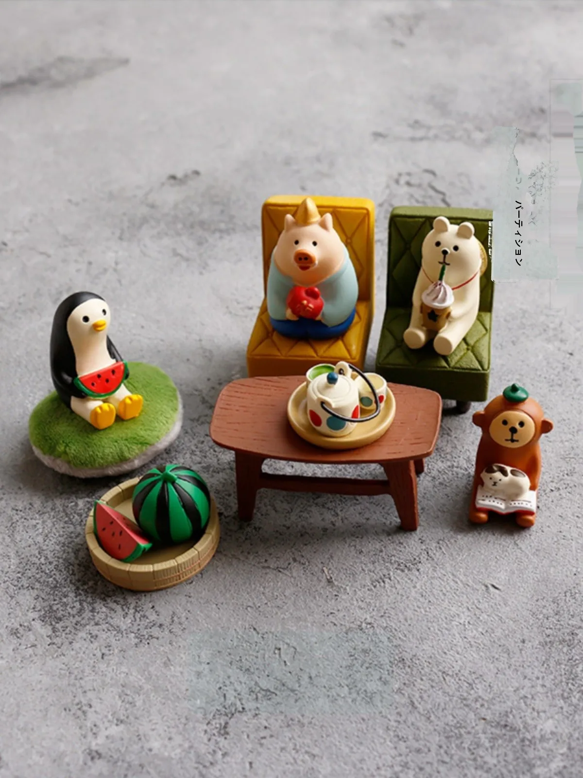 かわいいデザインのマット仕上げ樹脂デスクトップ装飾：ダキマクuraとは異なる愛意表現の選択肢