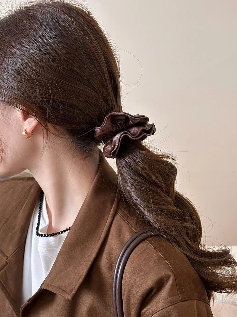 崩れにくいヘアアレンジ：高弾力布製髪飾りで頭頂部ボリュームを安定させる