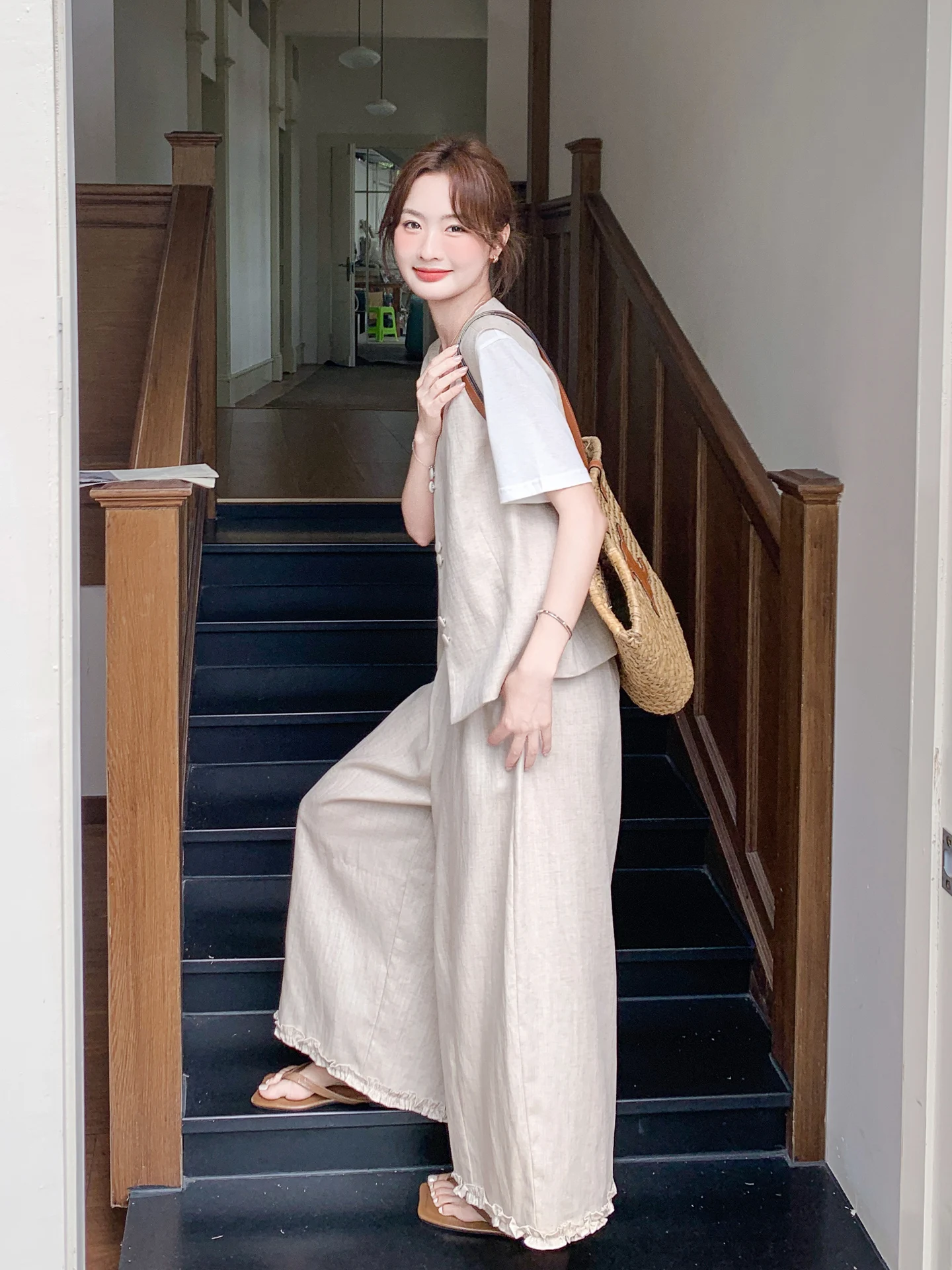 夏のナチュラルコーデに最適なシンプルベスト・白Tシャツ・ワイドパンツセット