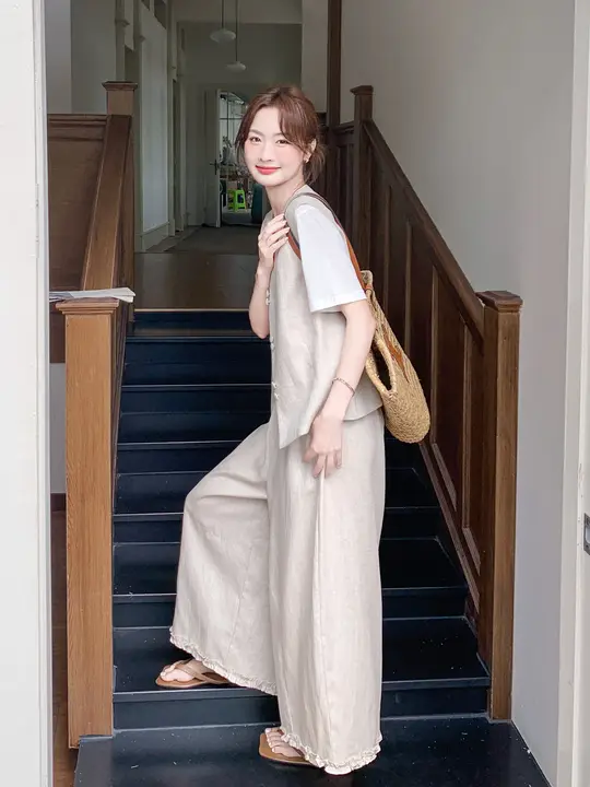 独特で美しい夏用レディースコーディネート【シンプルなベスト・白Tシャツ・ワイドパンツ】（セットアップ対応）