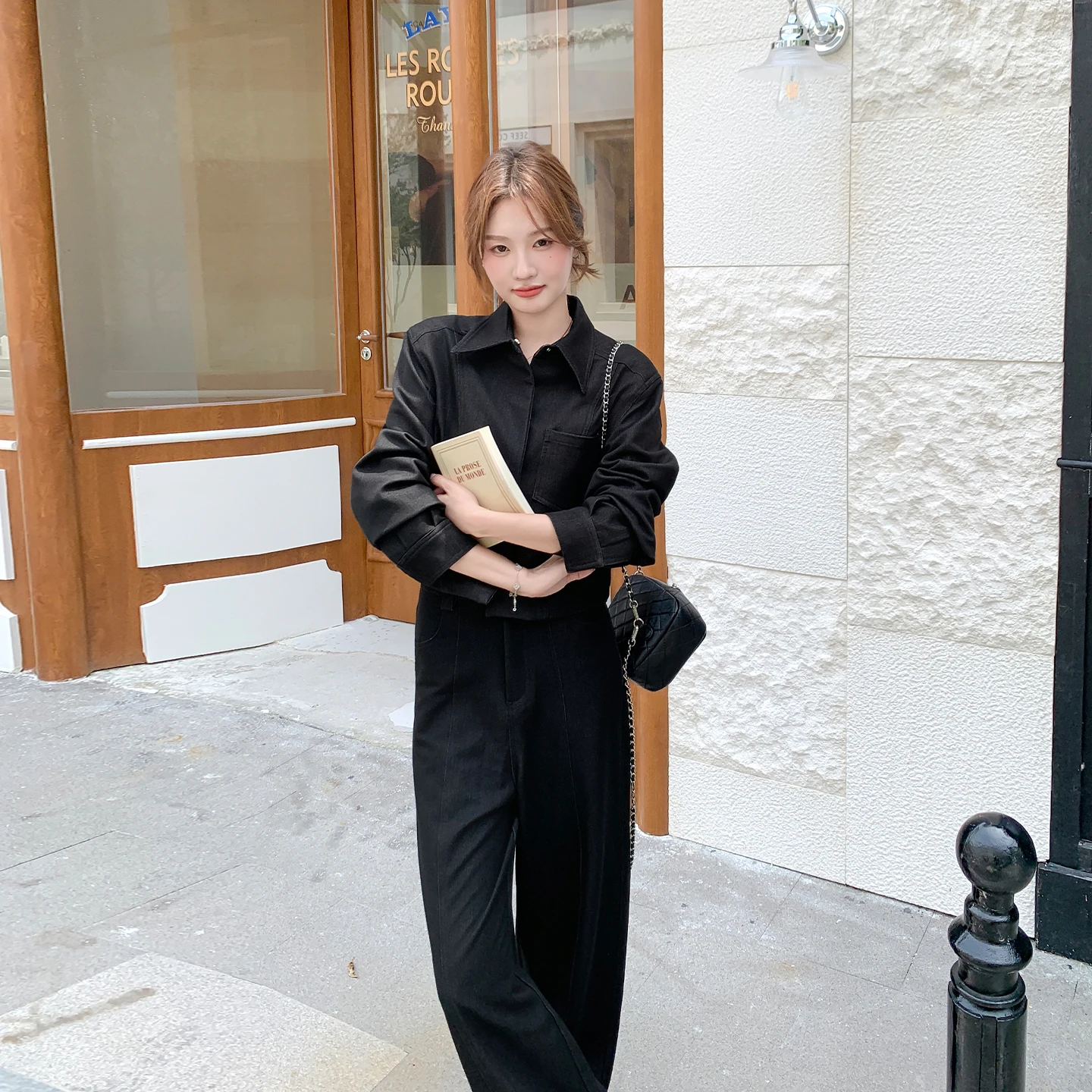 黒のファッションはなぜ今、すべてのシーンで選ばれるのか？