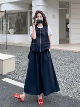 ダークブルーのカジュアルベストとスカート、白いTシャツの女性用コーディネート（セットアップ対応）