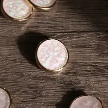 白彩矿石デザインのシャツ【隠しボタン・パール付きカラー・金属装飾】