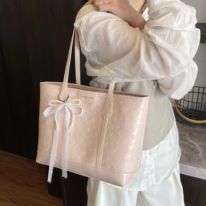 トレンディなピンクの甘い型押しデザインの大容量トートバッグ【肩掛け対応・おしゃれ・多用途】
