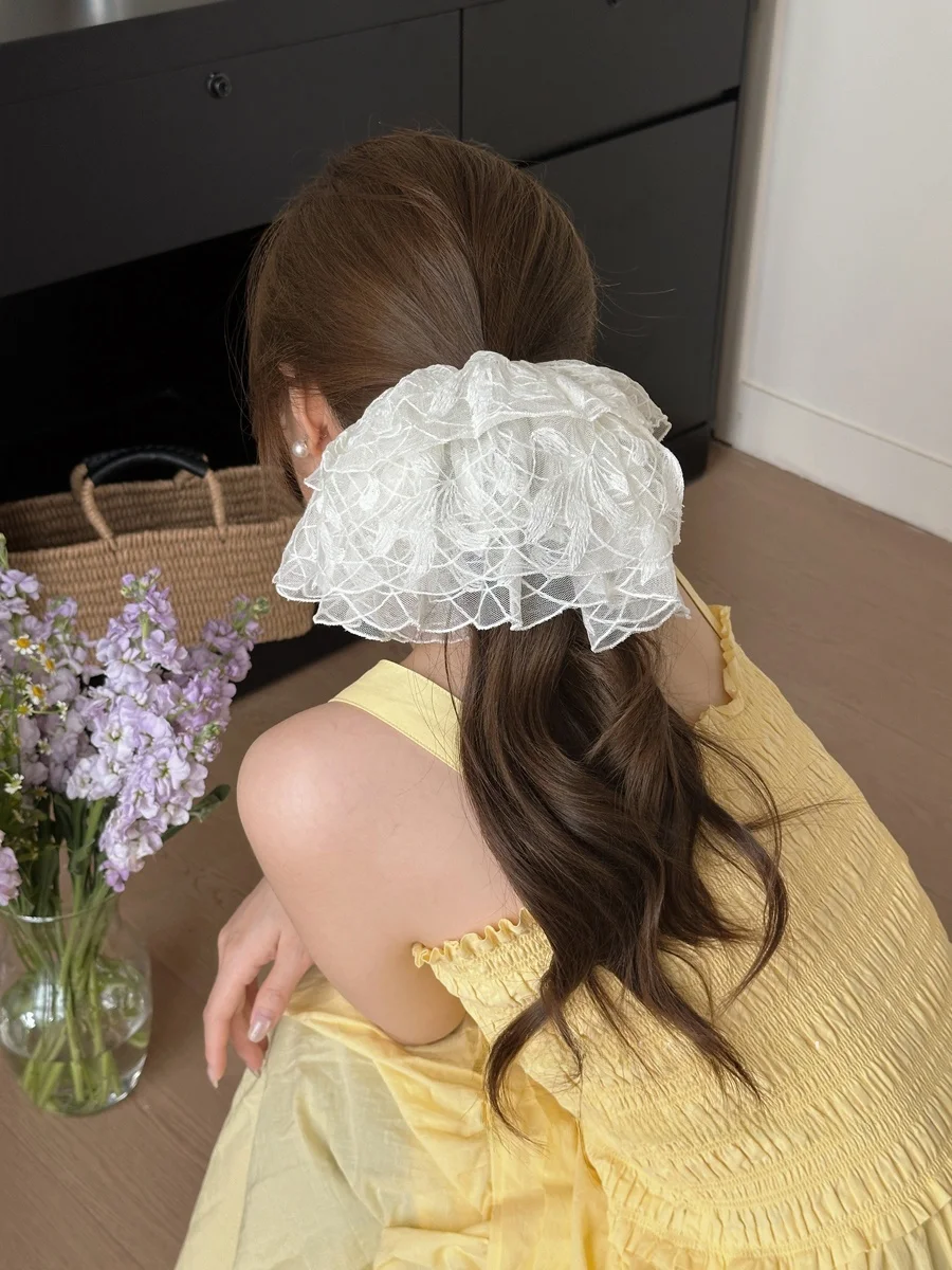白色レースのヘアゴムで崩れにくいアレンジを実現する方法