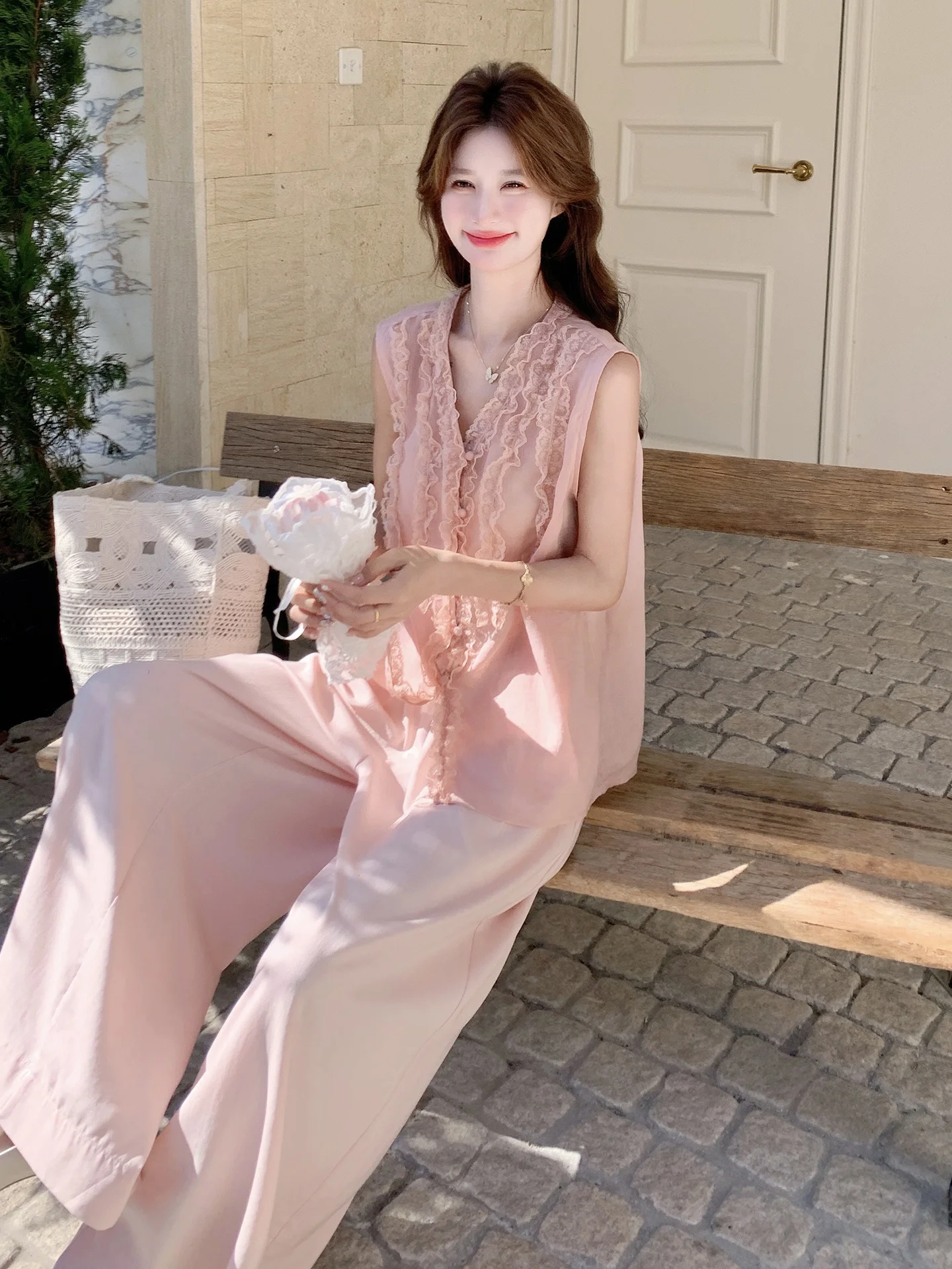 今夏の日常コーデに欠かせない「淡いピンクのフリルトップとワイドパンツ」は、どう選ぶ？
