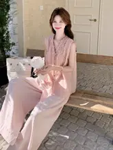 淡いピンクのフリル付きノースリーブトップスとワイドパンツのカジュアルスタイル（セットアップ対応）