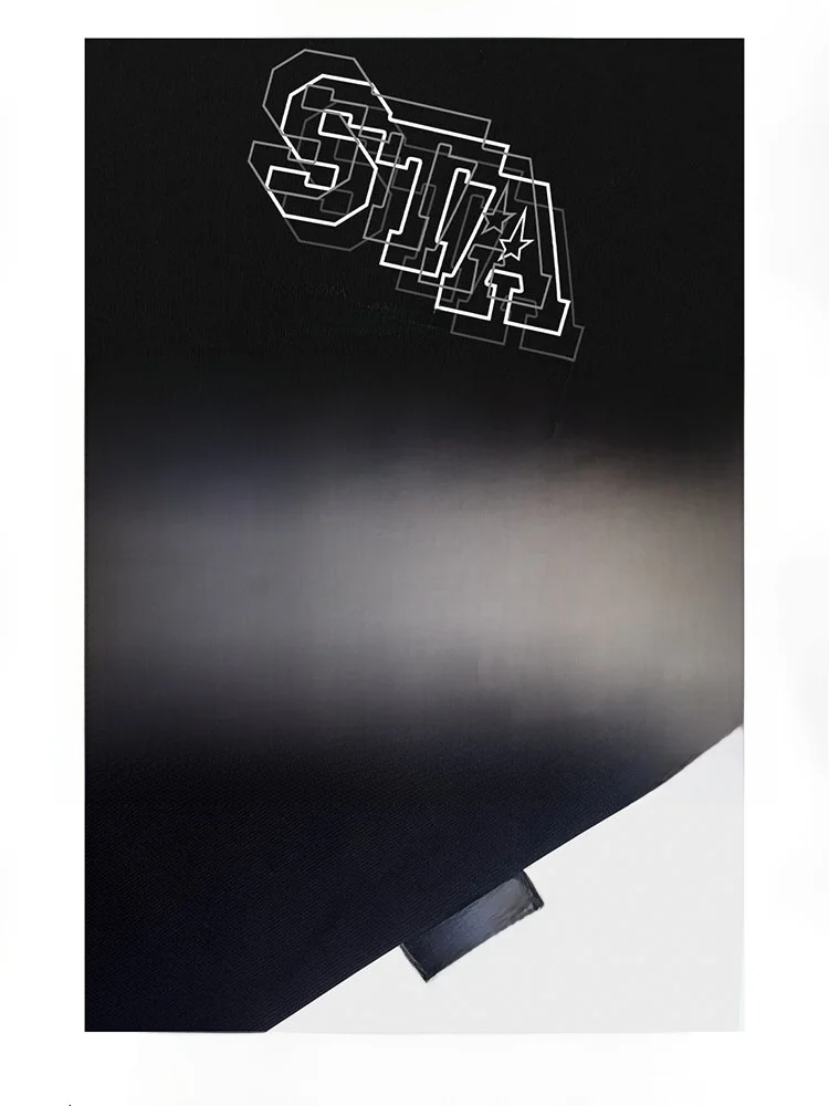 重ねロゴデザインのメンズショートスリーブTシャツ：夏用カジュアル着こなしの実用性とバランス
