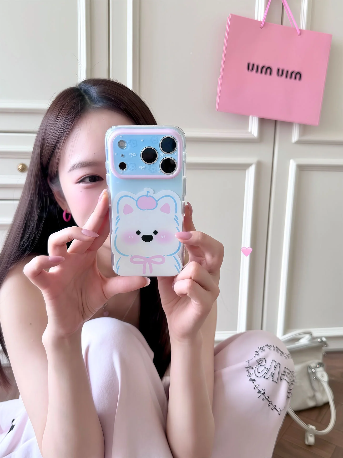 愛らしいリボンデザインのiPhoneカバー：西高地風の可愛いイラストが特徴