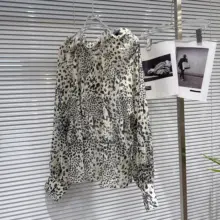 春季新作おしゃれなフリルネックヒョウ柄シフォンシャツ【PUレザーミニスカート・女性用】（セットアップ対応）