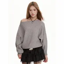 グレーの長袖ニットセーター【オフショルダー・フィット・秋冬用】