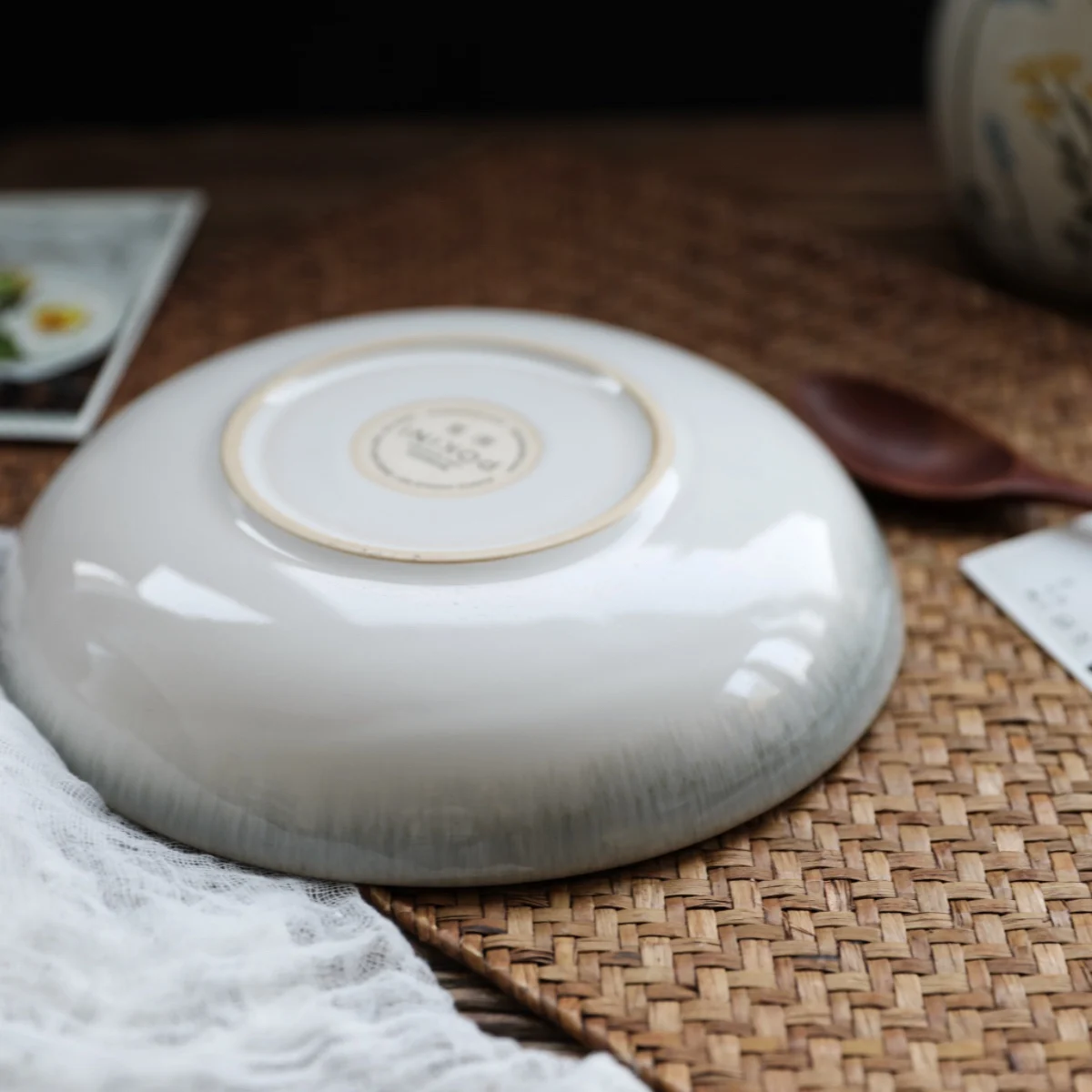 レトログリーン釉薬の陶器製西洋料理平皿：ホテルやレストランで実証された円形深盤の使い方