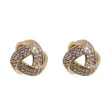 交差したデザインの耳なしフープピアス【白鹅绒・優雅な透かし模様】