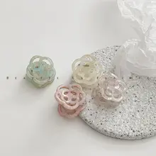 春の爽やかさ漂うサイドヘアクリップ【小型・高級感のあるデザイン】