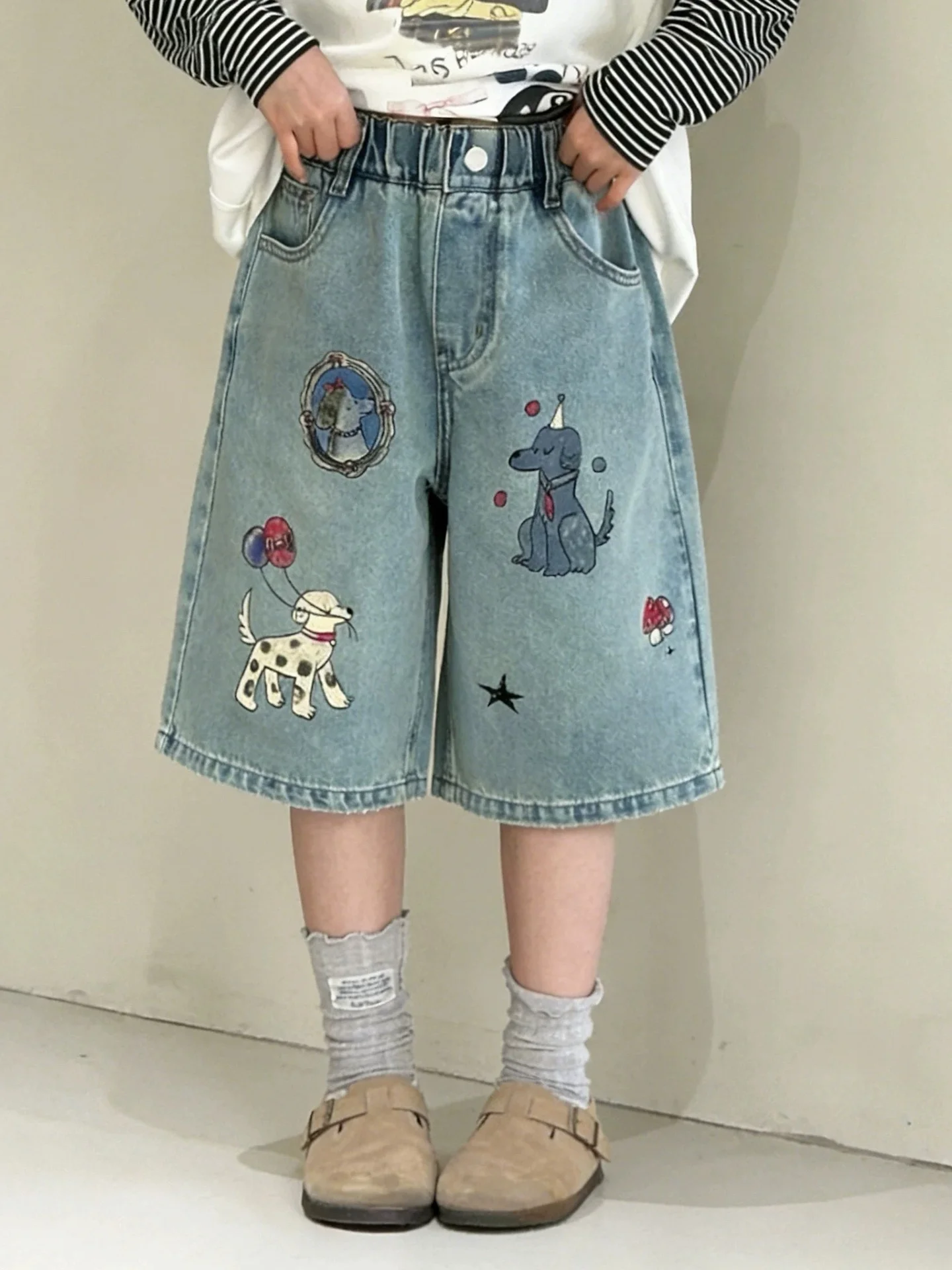 可愛らしいデザインの女の子用デニムパンツ【グラフィティ五分丈】：デニムファッションの若者向けスタイルガイド