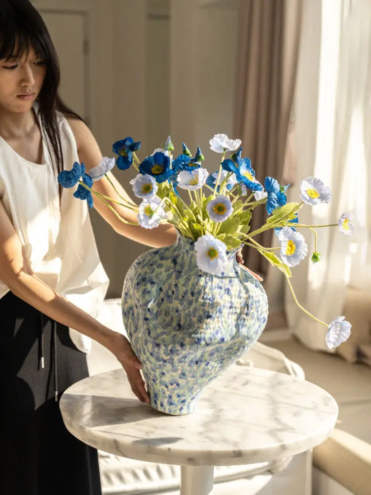 青い花瓶を選ぶべきか？自然な暮らしに溶け込む、手作り陶器の花瓶がもたらす心の癒しとは