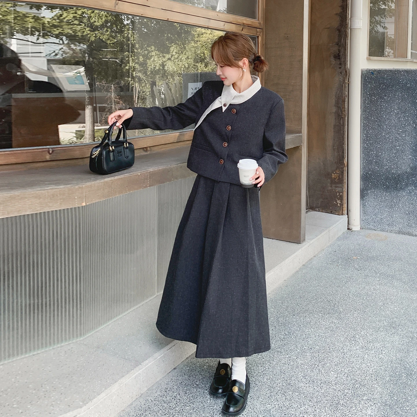 グレーの高級感あふれるジャケット風スカート【カジュアル・秋用・半袖】セットアップ対応：トレンドフェミニンの定義を実際の着用で解明