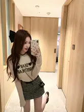 華やかなチェック柄のスカート付き甘美なセットアップ
