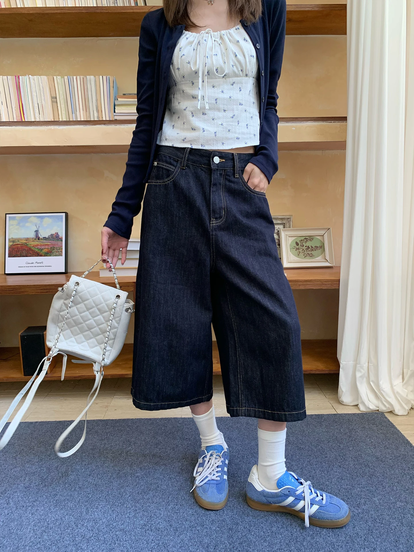 深い青のゆったりしたデニムパンツ：レディース向け直筒シルエットの実用性と着心地解析