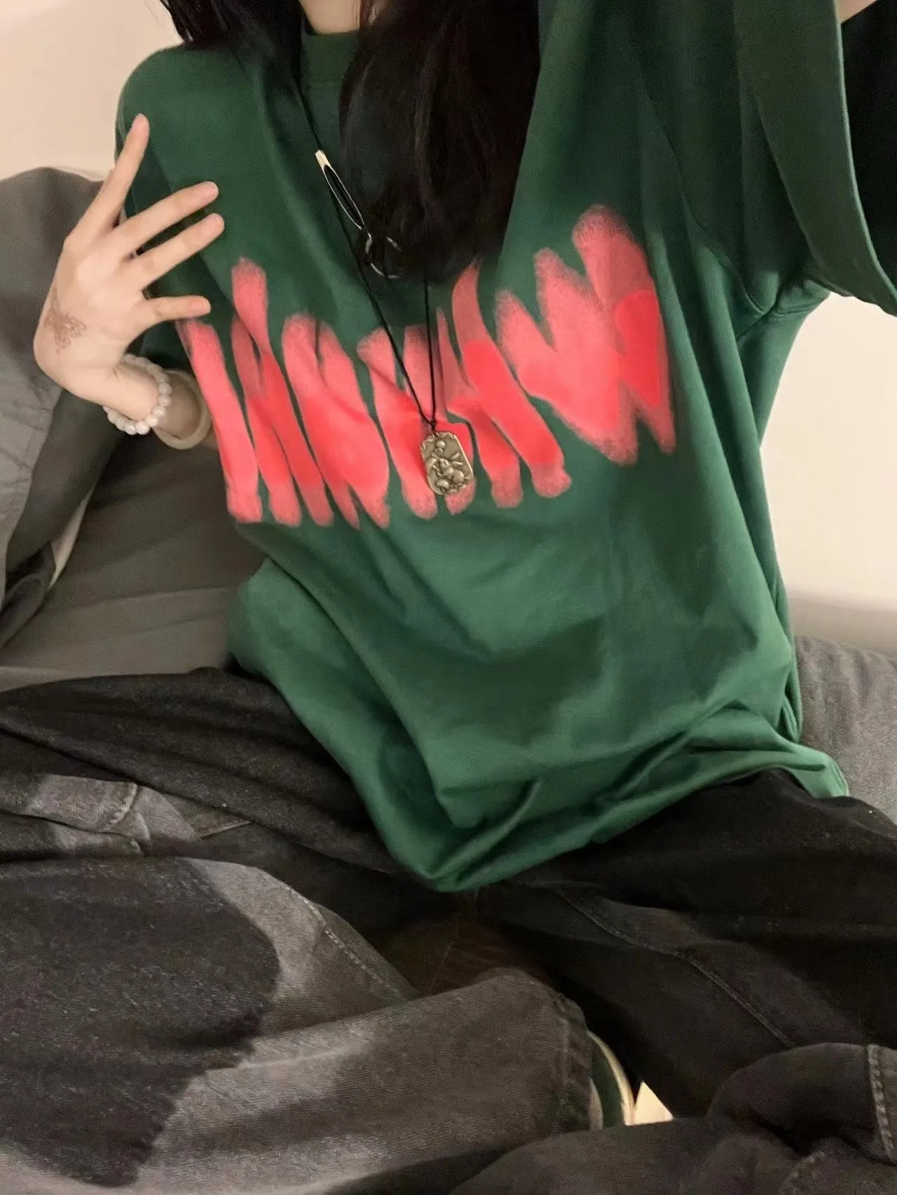ダークグリーンTシャツは、本当に通勤に合うの？その選び方と活用法を徹底解説