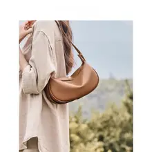 大容量の斜め掛けバッグ【餃子型・本革・ショルダー】