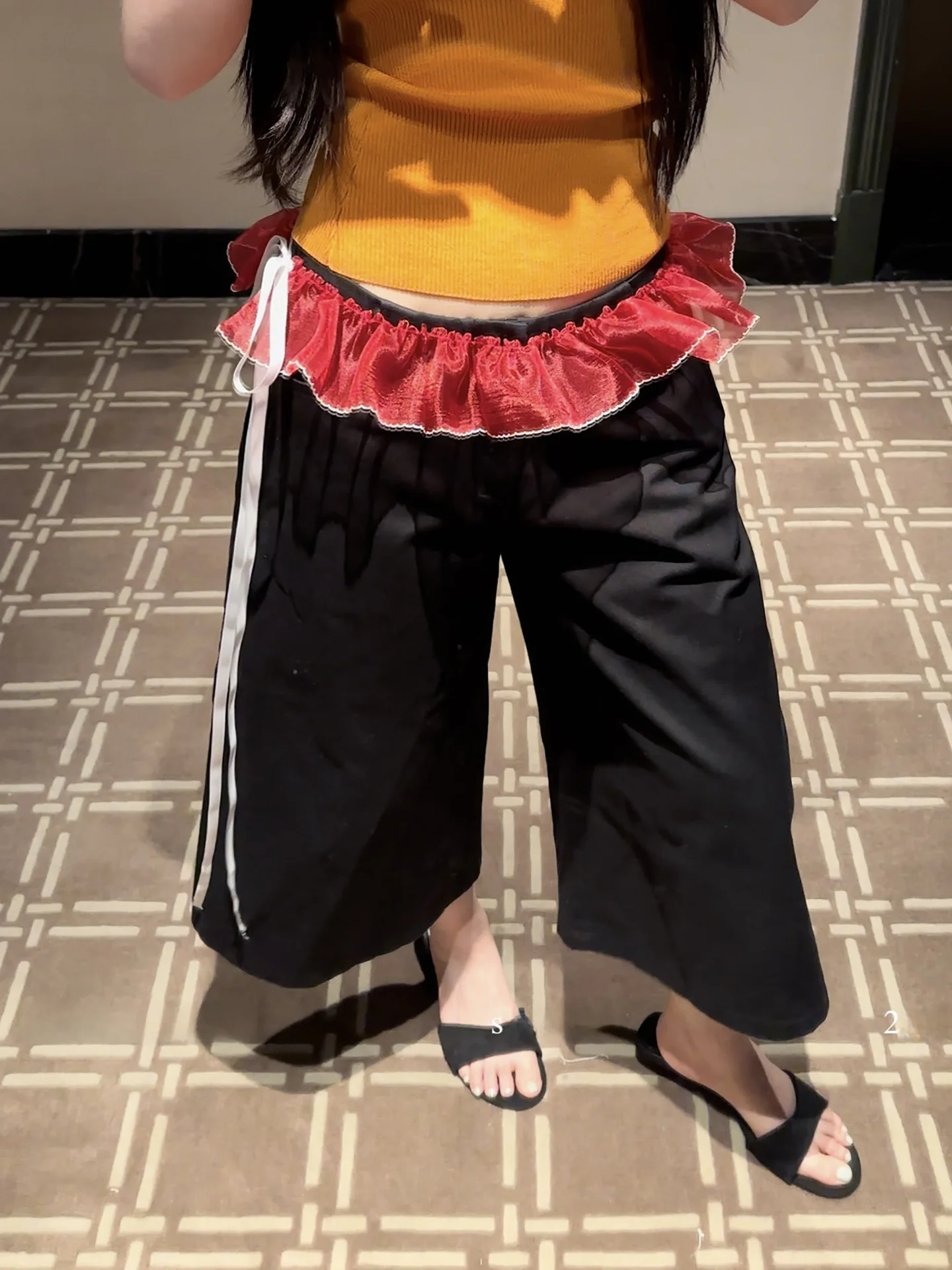 レトロ風レッドレース重ね着のエプロン：少女向けの春夏スタイルとデニムパンツの相性