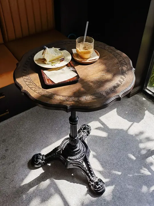 コーヒーテーブル 丸いテーブル フランス風スイーツ店向け 無垢材 鉄製 ヴィンテージスタイル 中古家具