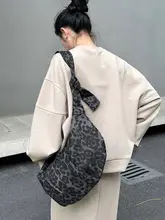 春夏ファッションのトレンド！軽量で汎用性の高い柔らかいキャンバスのラフなヒョウ柄ダッフルバッグ【大容量・カジュアル・ショルダーバッグ】
