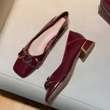 黒のエナメル素材 スクエアトゥ 太ヒール シンプルパンプス【夏用・フレンチスタイル・低ヒール】