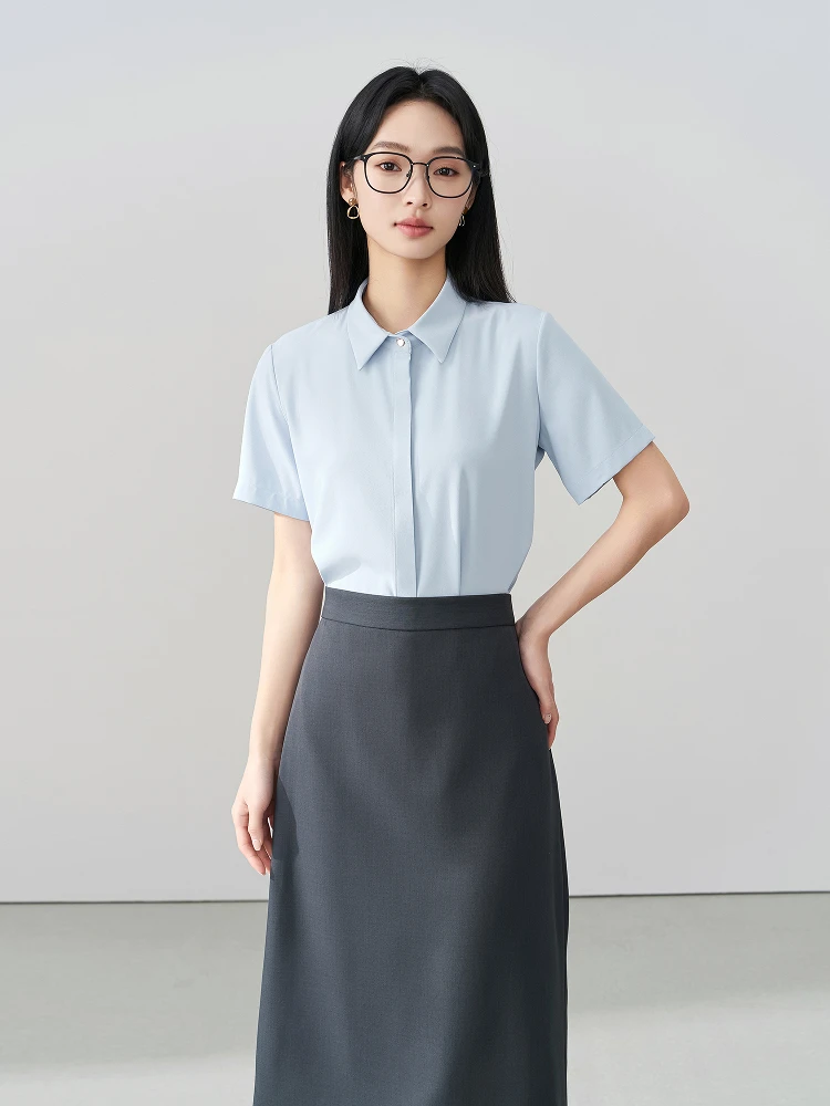 ブルーシャツとA字スカートセット：20代後半のオフィススタイルに最適な年相応の服装