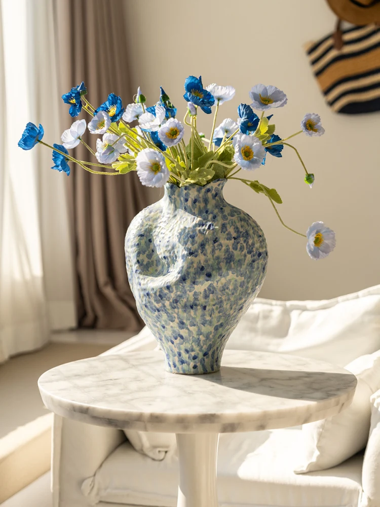 青い花瓶を選ぶべきか？自然な暮らしに溶け込む、手作り陶器の花瓶がもたらす心の癒しとは