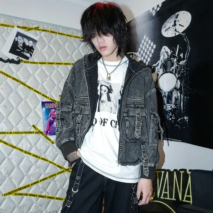 パンキッシュデザインの多ポケットフード付きジャケット【ゆったりフィット・短丈】