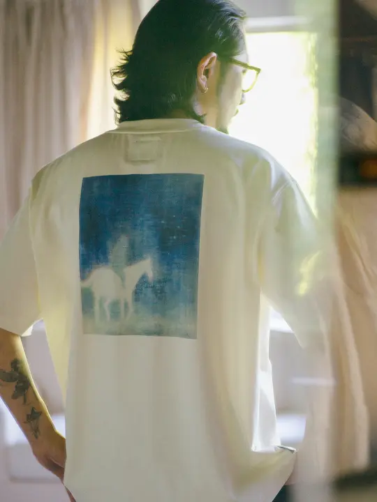 白墨直喷印花の短袖Tシャツ【アーティストコラボ】