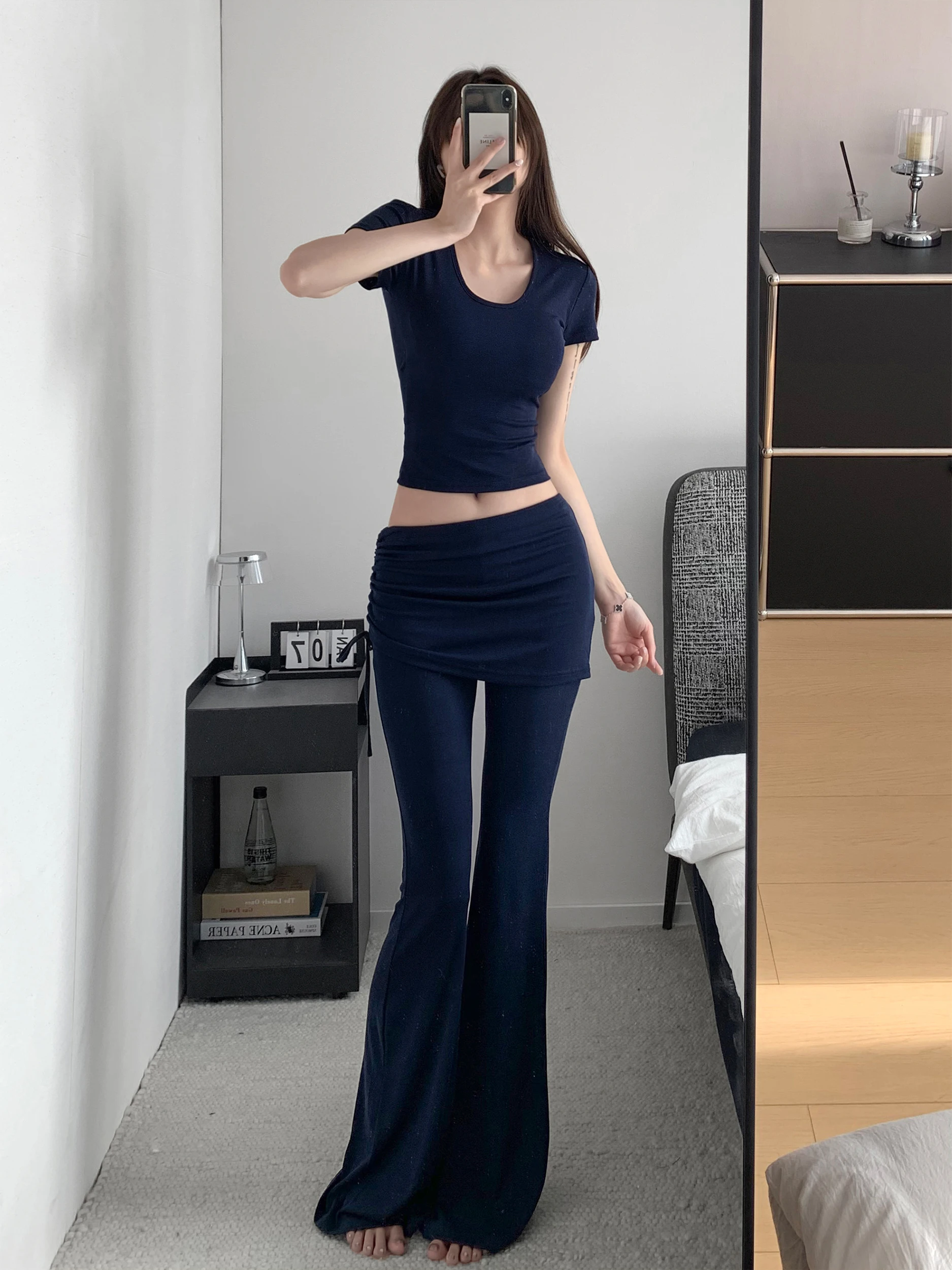 美しいシルエットのUネック半袖Tシャツとローウエストサイドギャザーミニスカートの春夏コーデ：20代女性向けのシンプルでスタイリッシュな日常コーデ