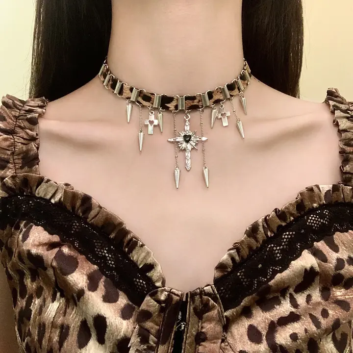 レオパード柄スタッズクロスチョーカー【女性用・個性的なネックレス・アクセサリー】