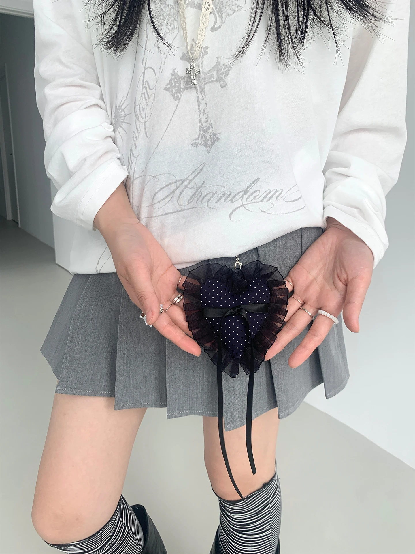 可愛いハートリボン付きレースエッジキーチャーム【ポンポンデザイン】：6歳女の子に贈るおしゃれなプチギフトの選択肢