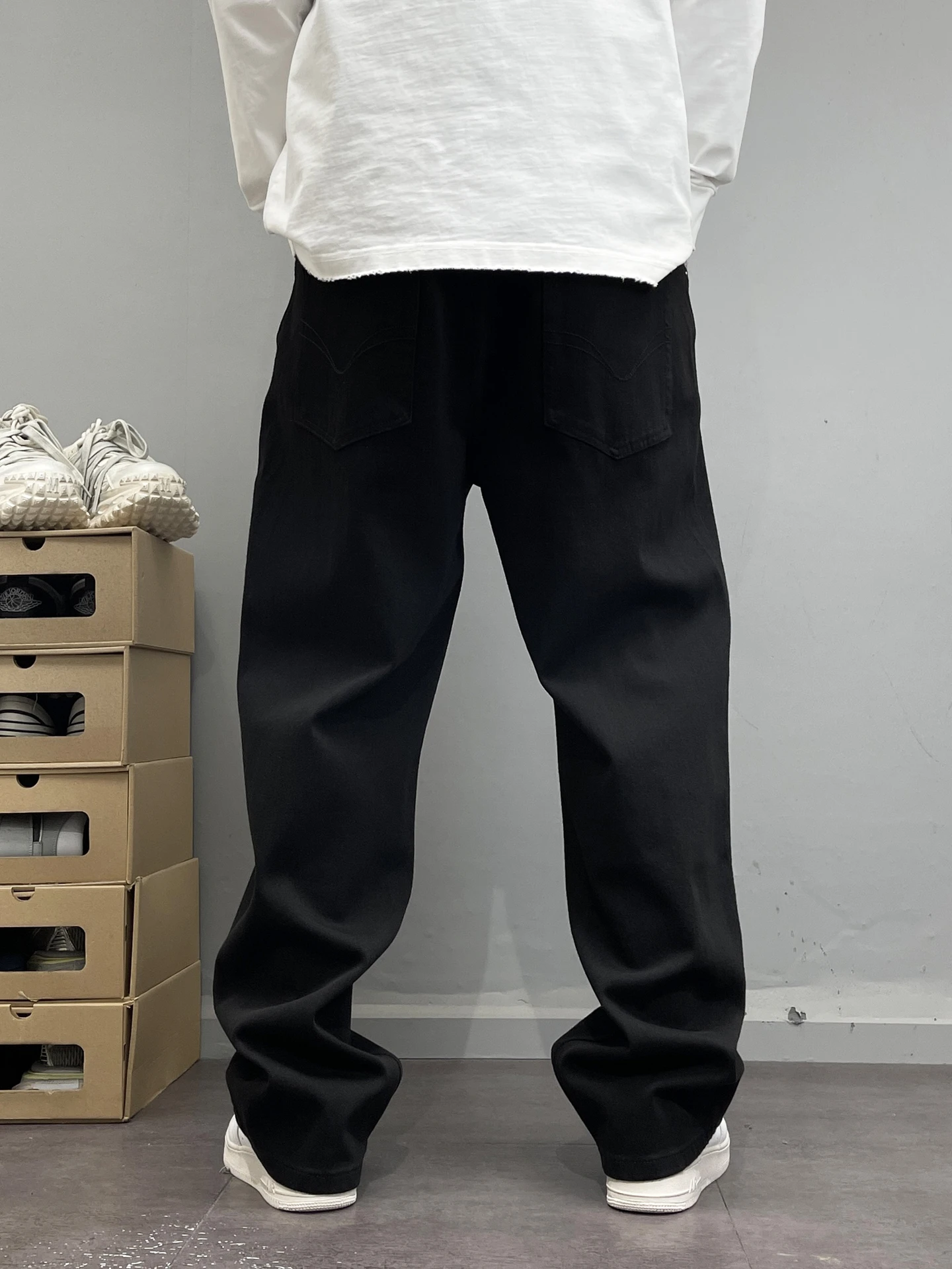 シンプルなブラックデニムパンツ：綿 ズボン メンズ としての着こなしと機能性の実証