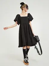 エレガントなフレンチスタイルのスクエアネックブラックパフスリーブワンピース