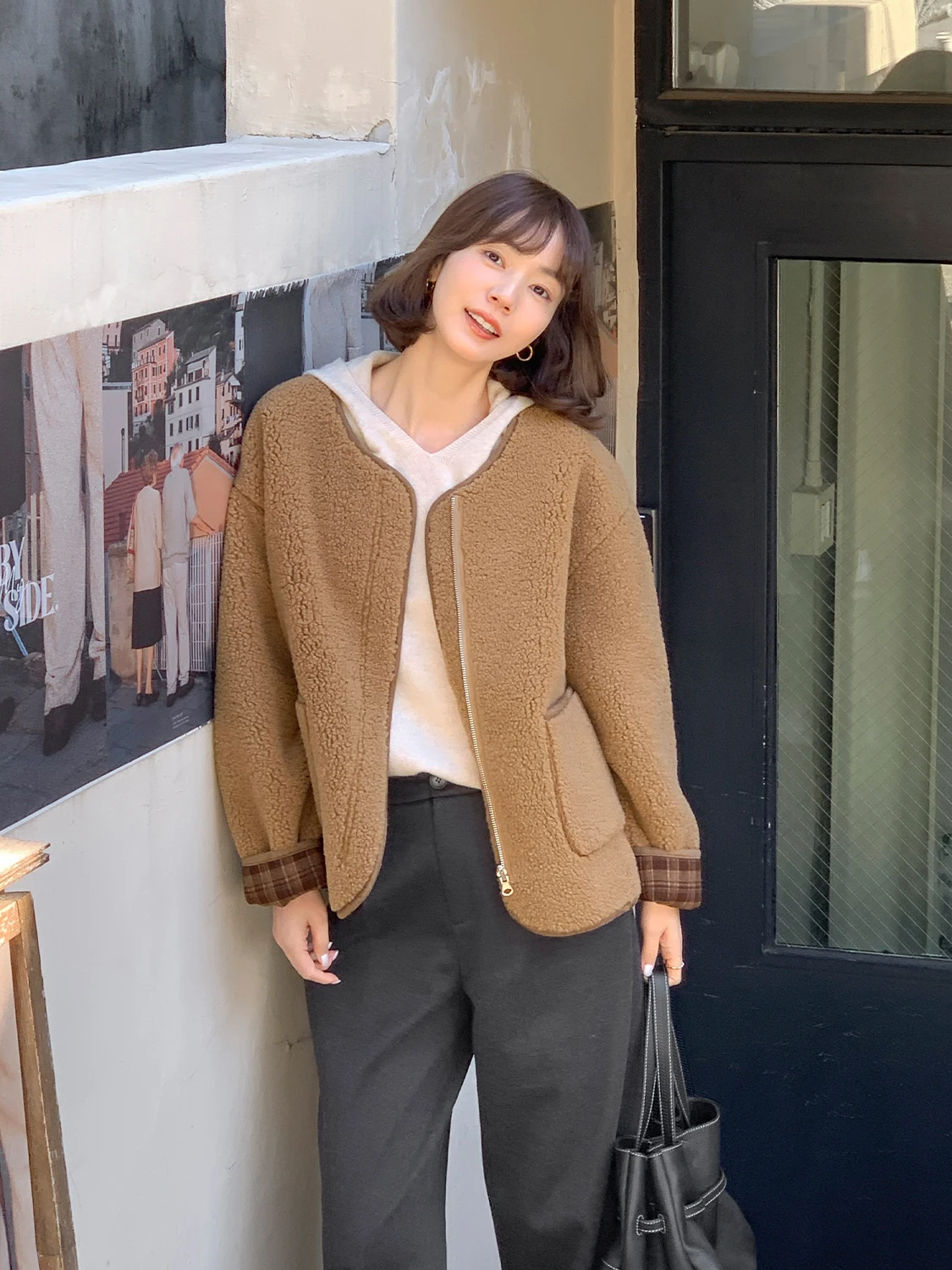ブラウンチェック柄ジャケット：女性向けカジュアルスタイルの定番コーデ
