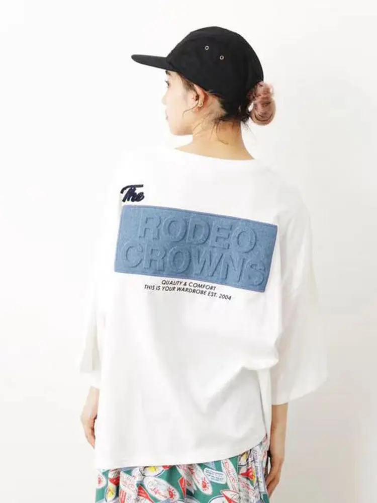 重工刺繍入りラウンドネックTシャツ：夏用女性向けの通勤風デザインと吸湿排汗機能の実態