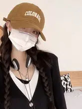 柔らかいデザインのコーヒーカラーのキャップ【ユニセックス・バイザー付き・字母入り】