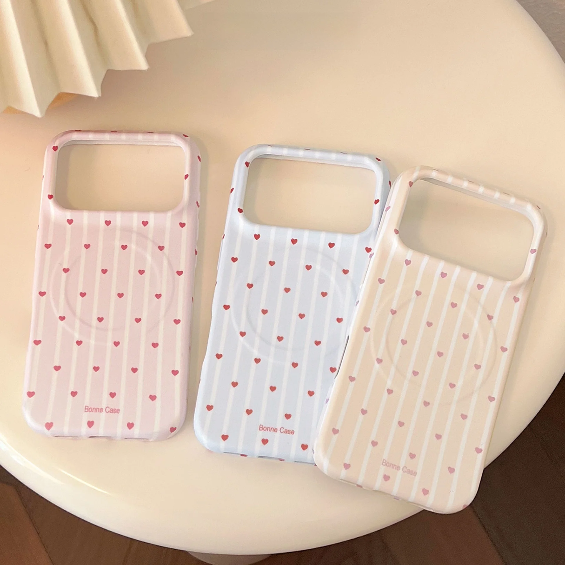 スマホケース カード入れ付きで通勤スタイルを整えるには？ハートストライプのマットケースがおすすめの理由