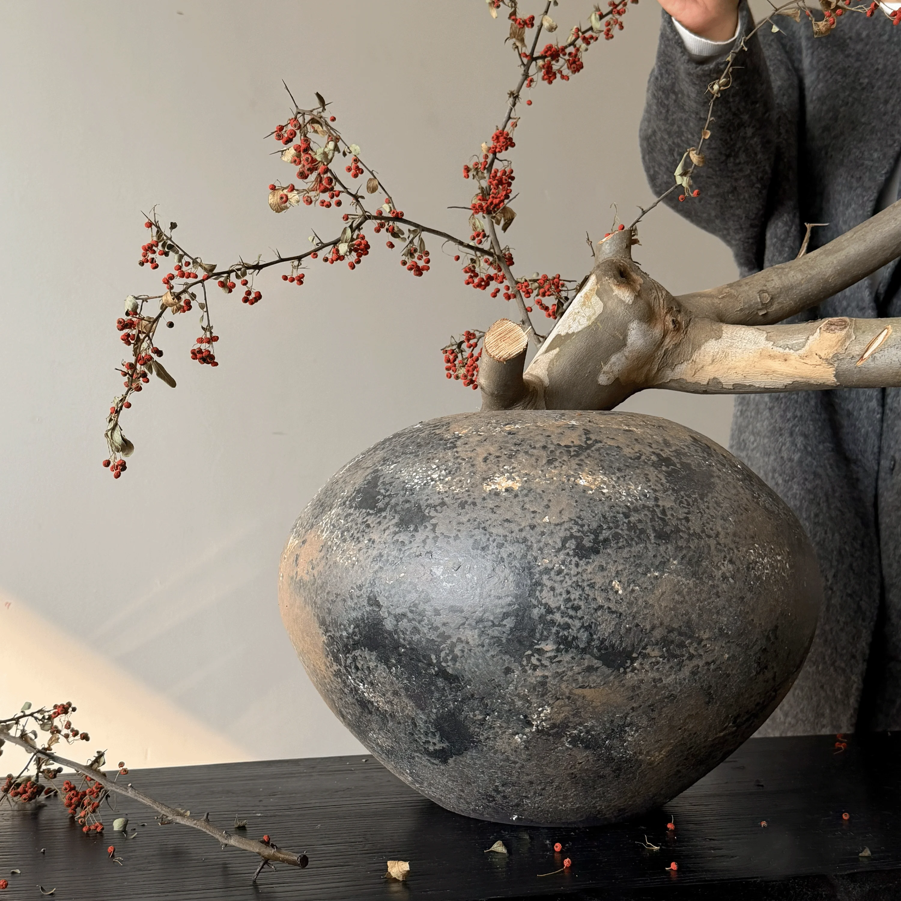 侘寂の静けさを玄関に届ける——ニトリ アートとしての花瓶、本当に選ばれるべきなのか？
