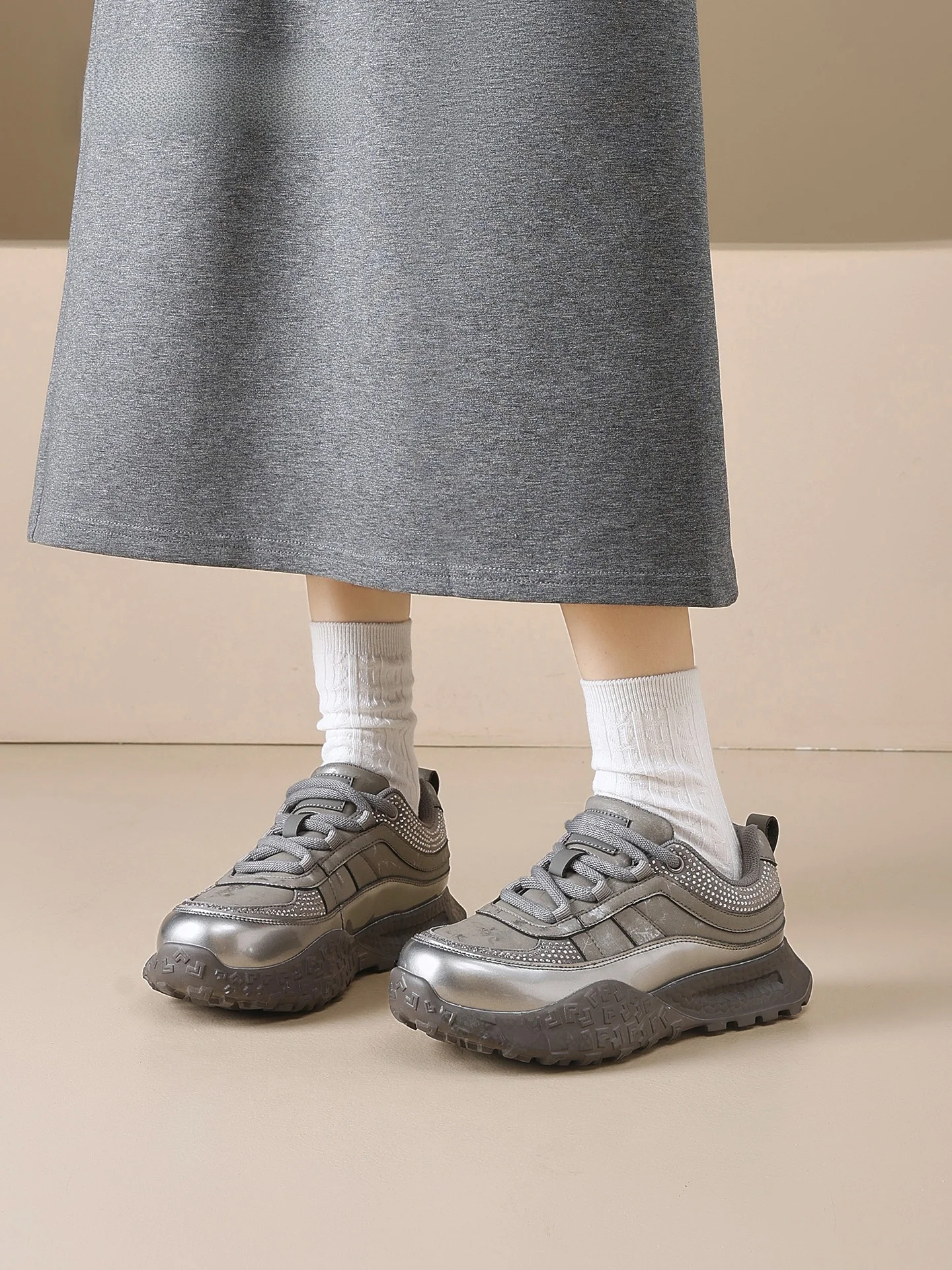 おしゃれなランニングシューズを選ぶには？厚底デザインが春の日常を彩る秘密