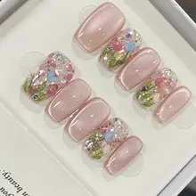 手作りのキャットアイネイル【ストーン付き・華やかさを演出】