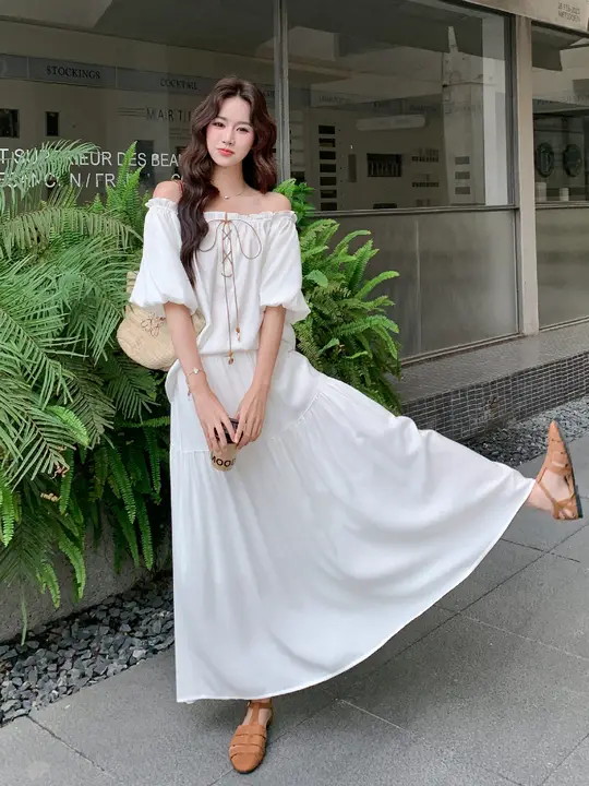 白色オフショルダーのバルーンスリーブトップスとスカートの女性用夏服【上品なデザイン・二部作】